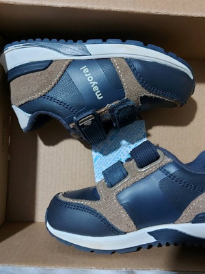 Mayoral baby shoes size 20 like new