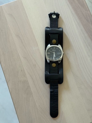 Loisir women's watch used with black leather strap