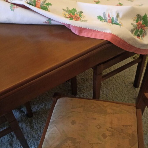 Extendable dining table set like new with 4 chairs