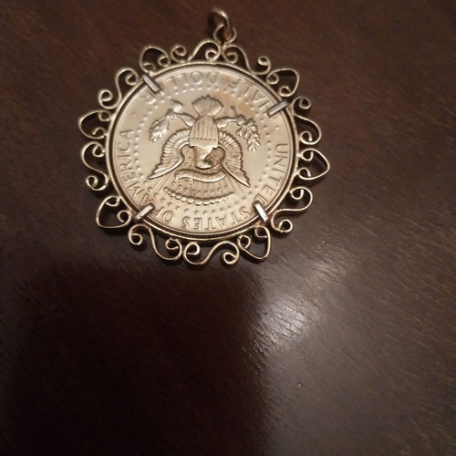 Pendant with 1968 half dollar used, 18K gold frame