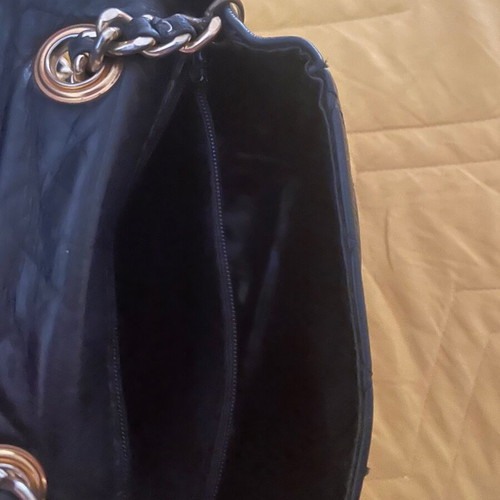 Shoulder bag used with black chain detail