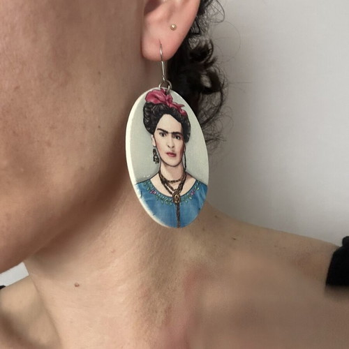 Earring with Frida Kahlo portrait like new, multicolor