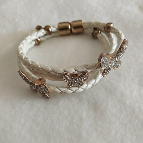 Bracelet with magnetic clasp like new, white, diameter 7 cm