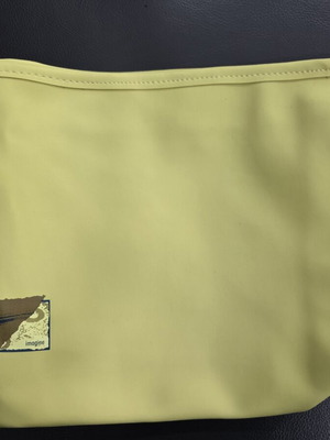 Toiletry bag like new, 20×28 cm, yellow with zipper and compartments