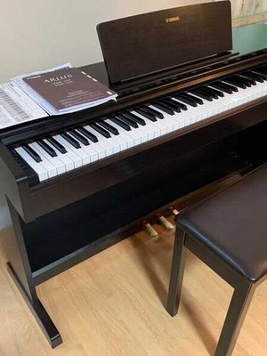 Πιάνο Yamaha Arius YDP-143 σαν καινούργιο με καρέκλα