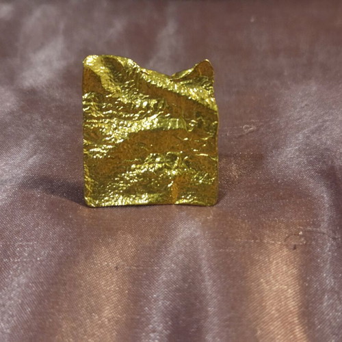 Statement ring with crushed gold effect, like new, gold tone