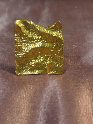 Statement ring with crushed gold effect, like new, gold tone