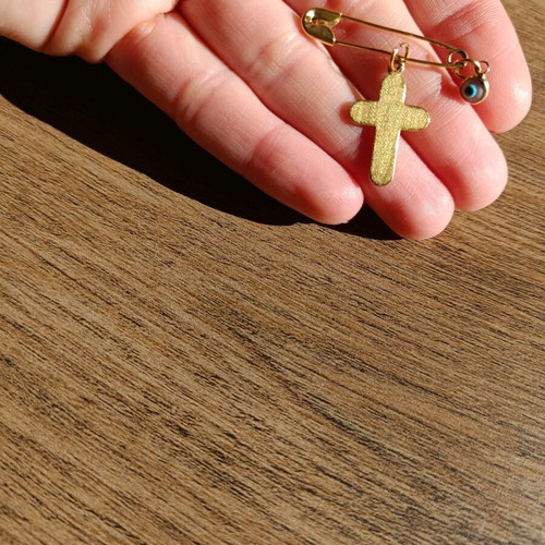 Protective pin with eye and cross pink enamel like new