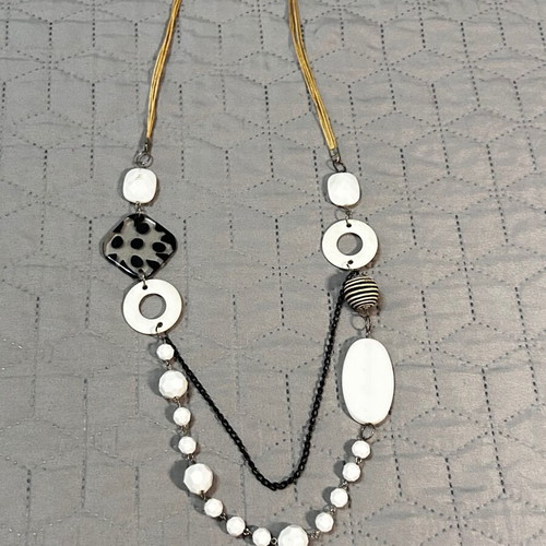 Black and white necklace like new