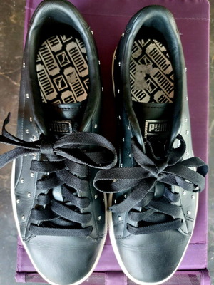 Puma leather sport sneakers with metal hearts, like new