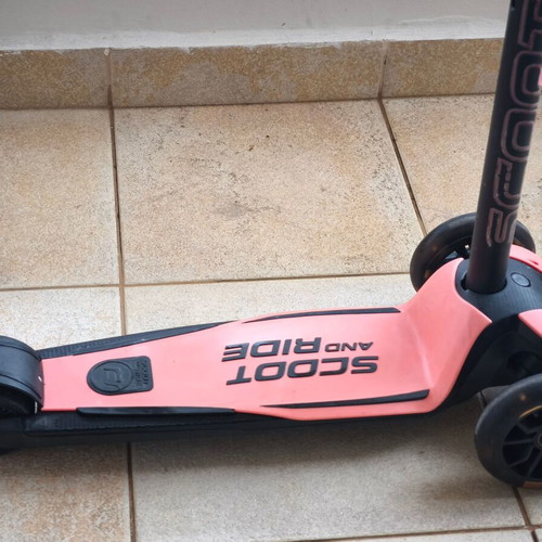 Scoot & Ride Highwaykick kids scooter 3 wheels like new, pink