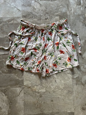 Shorts beige with flowers like new, XXL size