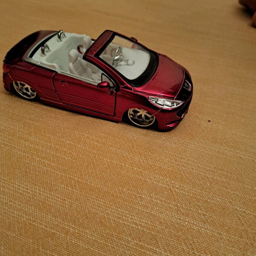 Peugeot 207cc Burago 1/32 like new, burgundy color