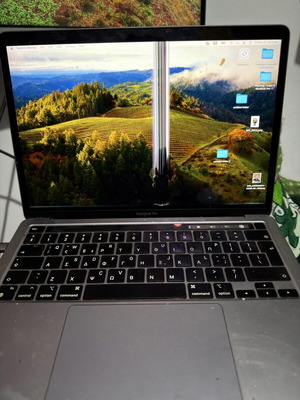 MacBook Pro M1 13’ 8GB RAM 256 SSD used with broken screen and dents