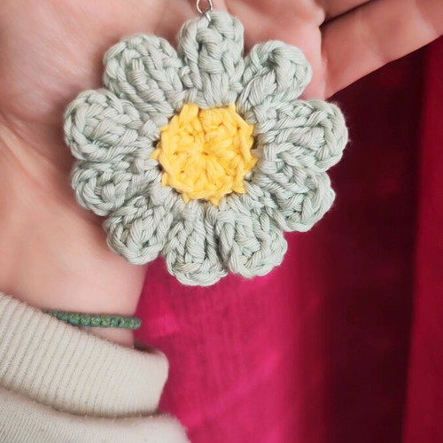 Daisy keychain handmade new