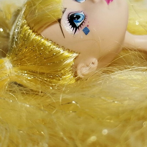 Ever After High Thronecoming Blondie Lockes Goldie doll used with flaws