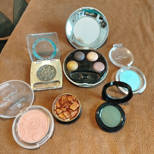 Eyeshadows slightly used with free blush gift