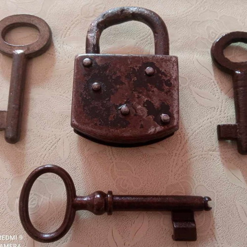 Old padlock and 3 old keys used in very good condition