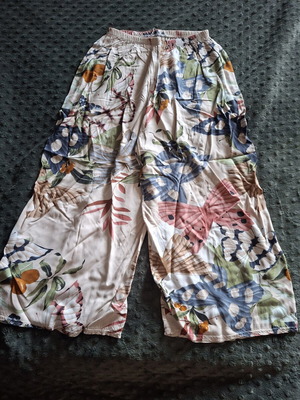 Floral women's pants size S like new, multicolor