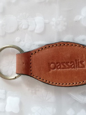 Passalis leather keychain like new, brown