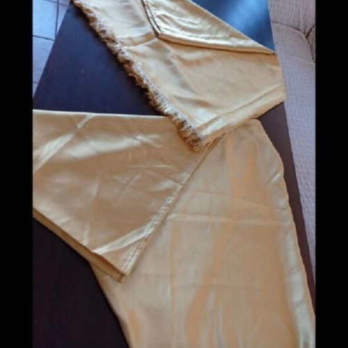 Tablecloths set like new, two gold-colored with and without fringe