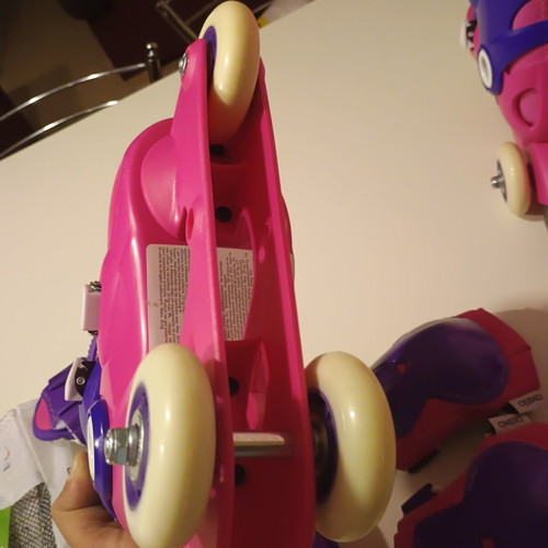 Oxelo Kids Roller Skates like new, sizes 26-28, ages 6-10 with protective set