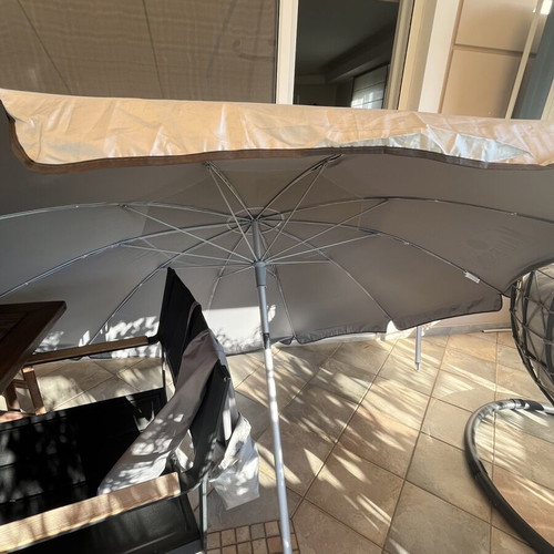 Maui & Sons umbrella like new with used Golden Fleece metal spike