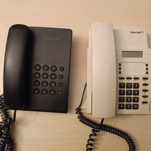 Set of 2 wired Panasonic KX-TS500EXB and Telecom Pronto 20 phones used