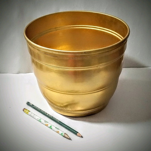 Large metal flowerpot like new, rust resistant