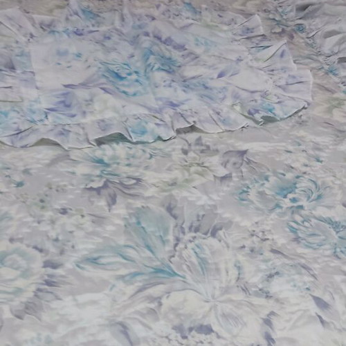 Quilt for single bed like new with ruffles and pillowcase