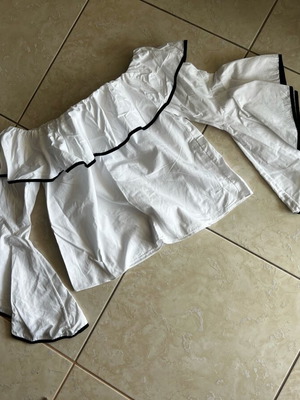 Top Zara με ώμους έξω σαν καινούργιο, μαύρο και άσπρο