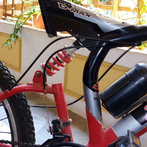 Cross mountain bike like new, 26 inch, disc brakes, front and rear suspension, red
