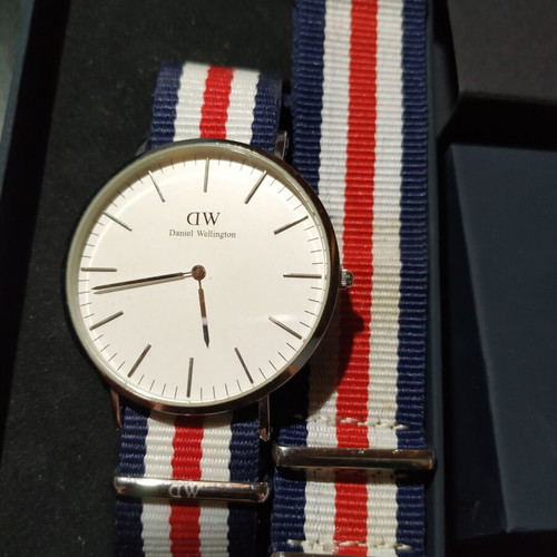 Daniel Wellington Classic 40mm watch like new with 2 fabric straps