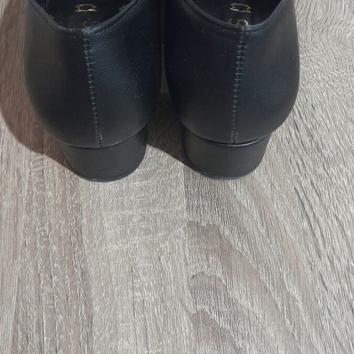 Bozikis pumps size 38 like new, black