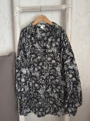 H&M blouse with distinctive sleeves like new, size M
