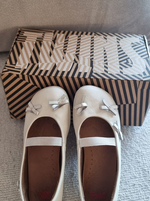 Camper leather ballerinas size 29 like new, white