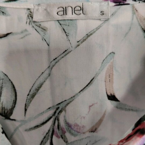 White shirt with flowers Anel like new, size S
