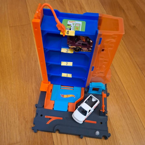 Hot Wheels City Track (HDR24) with 2 used Hot Wheels cars