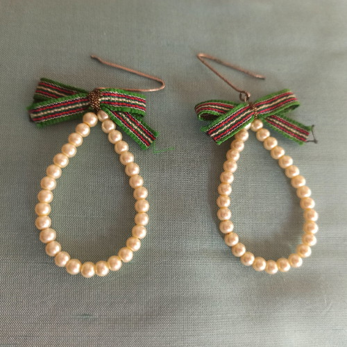 Vintage teardrop earrings with pearls and bow like new