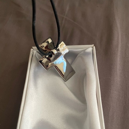 Cross pendant like new