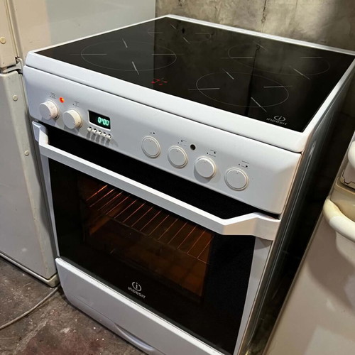 Kitchen stove with ceramic hobs like new, fully functional
