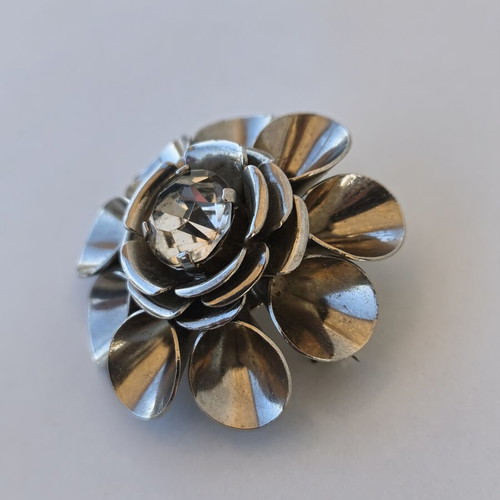 Vintage flower brooch with silver metal and rhinestone