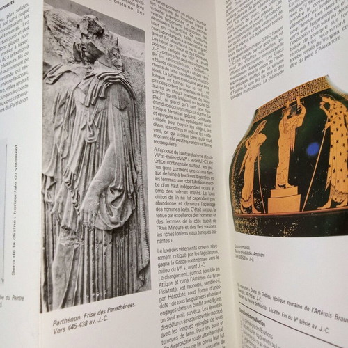 Le Costume Grec 1987 and L'Art Byzantin No113 museum brochures used