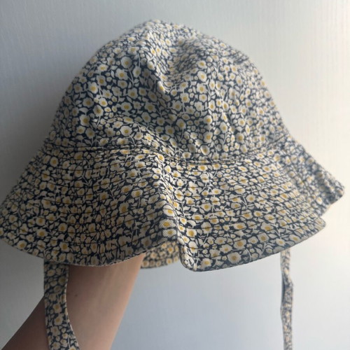 Hat with flowers and front tie used, sizes M and L
