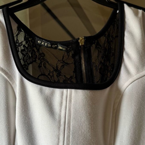 Sleeveless blouse with lace back and discreet ruffle, like new, size M
