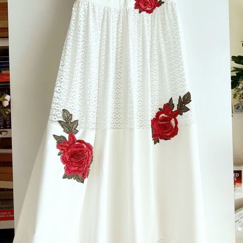 Maxi dress new with lace and roses, size S
