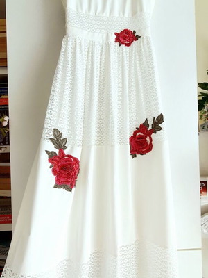Maxi dress new with lace and roses, size S