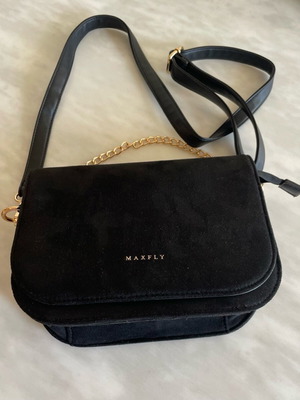 Τσάντα ώμου μαύρη καστόρινη σαν καινούργια με αποσπώμενο λουράκι