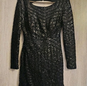 Βραδινό μίνι φόρεμα με παγιέτες. 22€