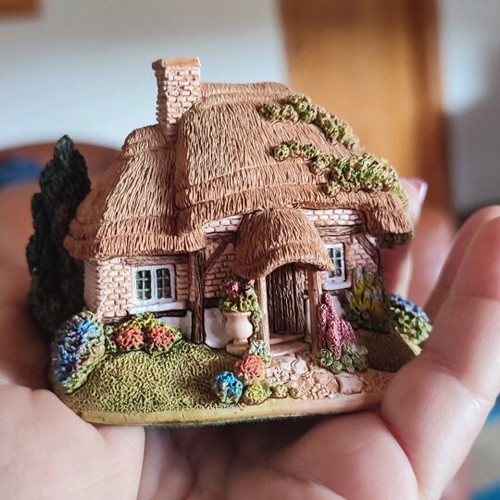Lady Jane's Cottage collectible from Lilliput Lane series new